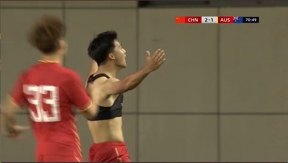 脫衣慶祝！梁仕宇頭球接力破門，國少3-1領(lǐng)先澳大利亞U16