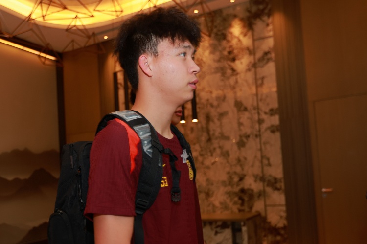 和剛才我直播時候分析的一樣印尼主攻右路，王鈺棟狀態(tài)不錯有機會