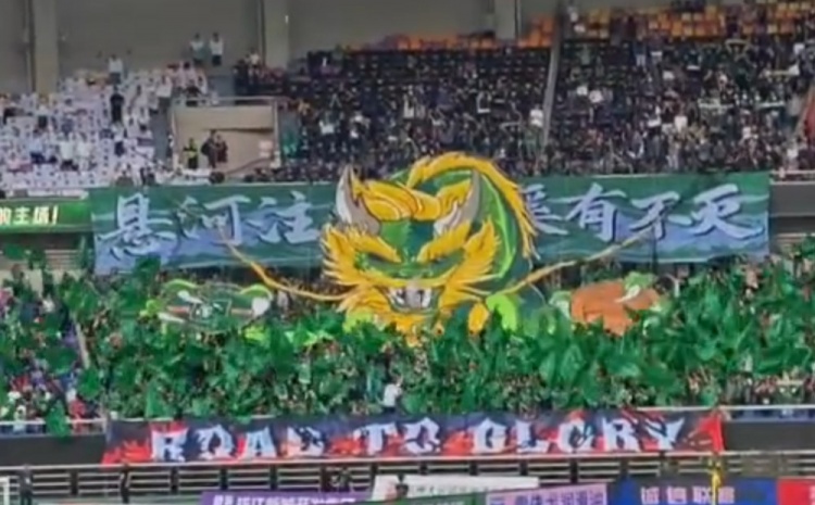 浙江隊隊史800場里程碑，球迷打出“懸河注火，奚有不滅”TIFO