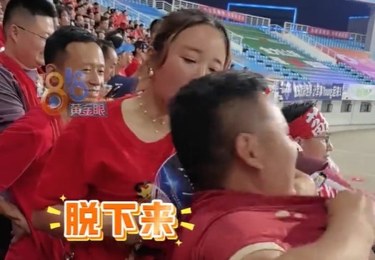 連云港扳平比分后男子興奮展示球衣，蘇州老婆怒喝“脫下來”