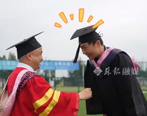 蘇州大學(xué)副校長前往訓(xùn)練基地，為蘇州隊守門員紀(jì)振勇?lián)芩? 
                                         class=