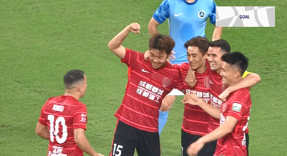 第15分鐘，韋世豪助攻嚴(yán)鼎皓推射破門，蓉城2-0領(lǐng)先新鵬城