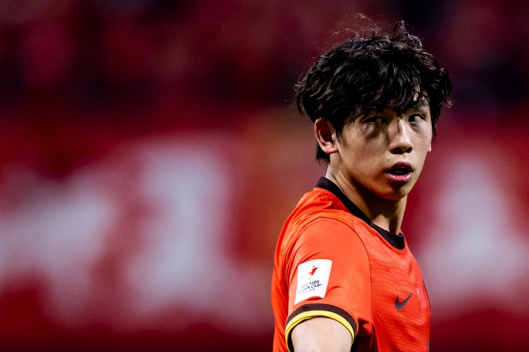 ??國足全隊為劉誠宇的19歲生日慶祝，蒯紀聞帶頭唱生日歌