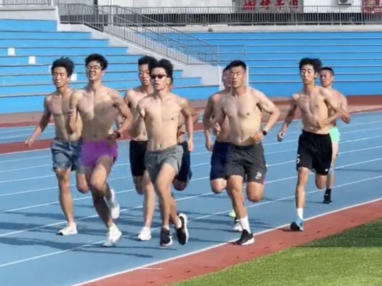 亞泰老將譚龍曬假期加練視頻：堅持的意義