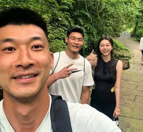 清涼一夏！劉殿座與韓鵬飛夫婦一同出游：大飛水耍耍