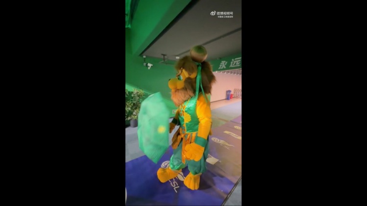 不容易！國安吉祥物熱到有些中暑，急忙休息補(bǔ)了一瓶藿香正氣