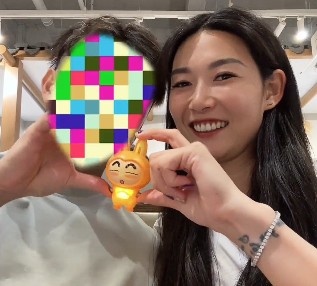 楊莉娜七夕節(jié)疑似曬對象合影：“七”待是你，“夕”望也是你