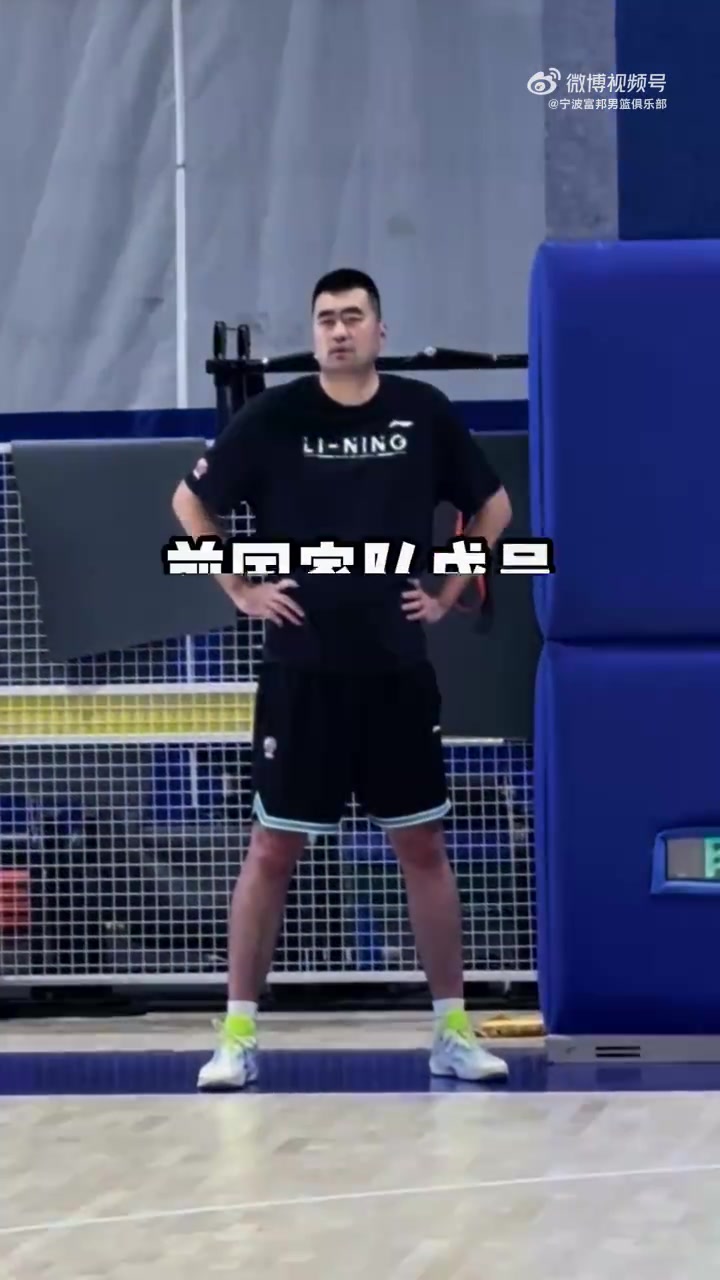助理教練耐心指導(dǎo)！張兆旭向?qū)幉谢@球員傳授經(jīng)驗(yàn)與技術(shù)