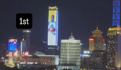 亮相中國上海外灘巨幕！追夢：媽媽我做到了 永懷感恩！