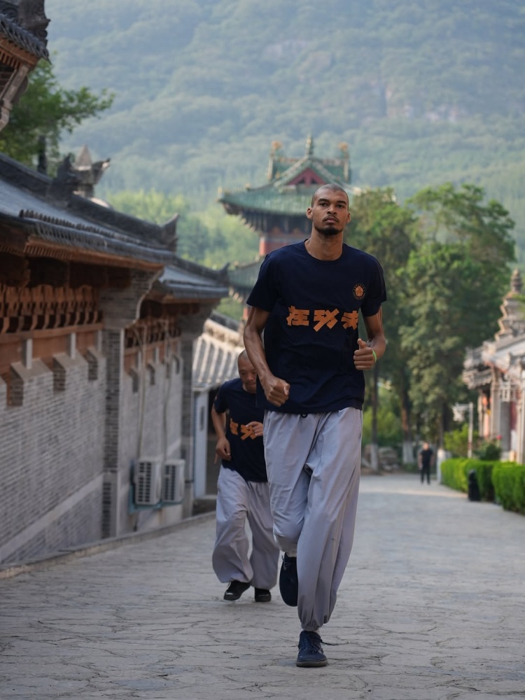 支線任務結束！馬刺曬組圖回顧文班夏天之旅：封面為少林寺之行