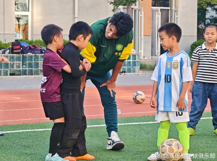 國安球員走進北京小學(xué)翡翠城分校，開展足球公益課活動