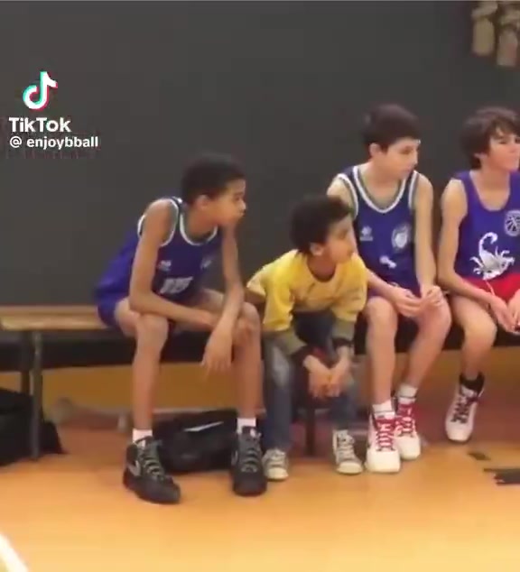 ??很喜歡生氣砸球?。⌒r(shí)候的文班亞馬是怎么打球的？