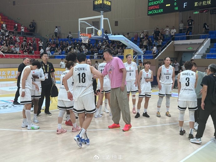 殺進FIBA亞洲女籃聯(lián)賽決賽！杜鋒賽后跟廣東女籃全隊致意