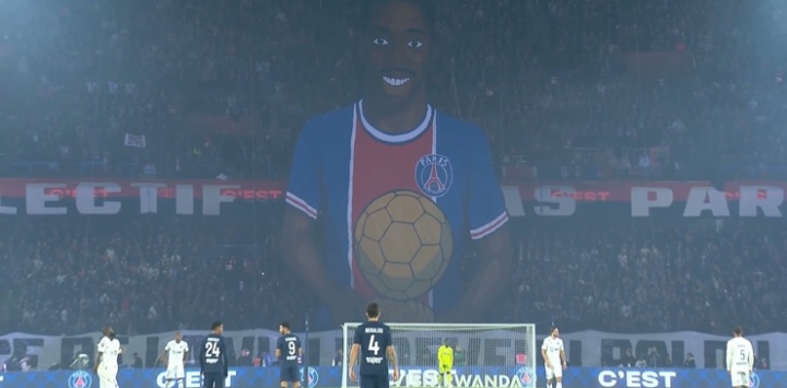球迷展示巨型TIFO，慶祝登貝萊喜提金球獎和恩里克獲頒克魯伊夫獎