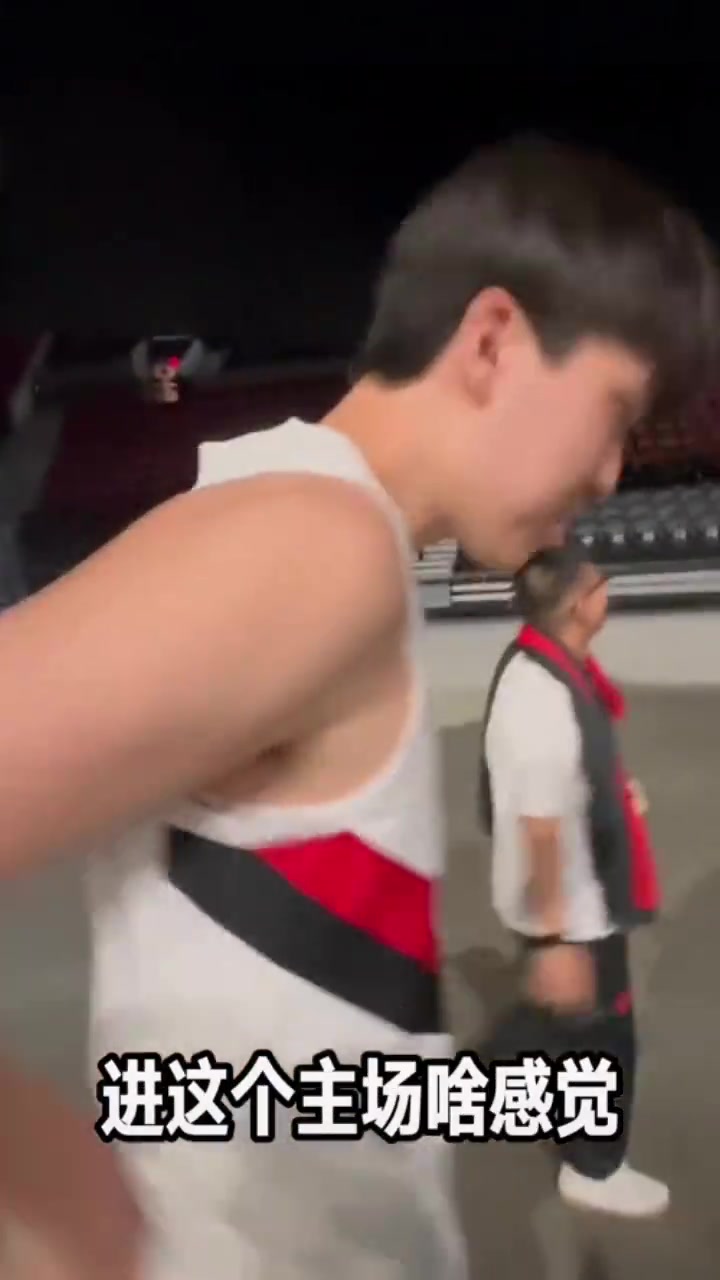 幽默??第一次穿開拓者球衣進主場什么感覺？楊瀚森：挺涼快的