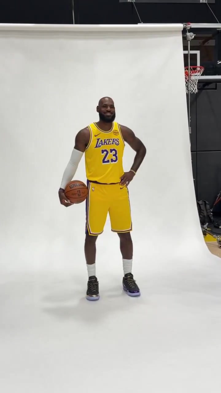NBA官推曬詹姆斯拍攝定妝照：LBJ參加史無前例的第23個媒體日！