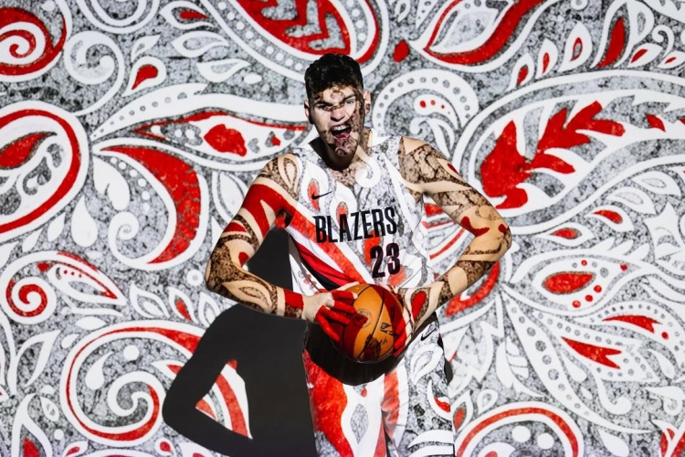 開拓者首發(fā)中鋒？克林根社媒曬顏色絢爛的定妝照：NBA第二年